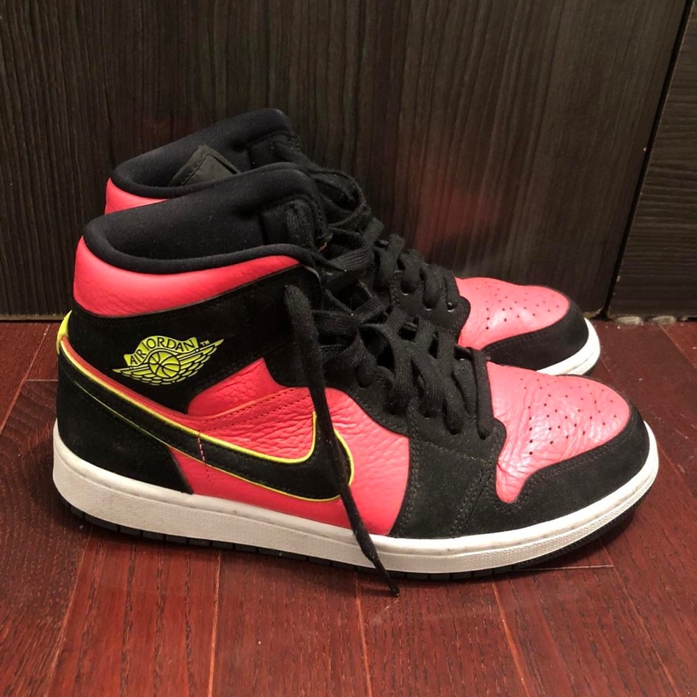 Jordan 1 mids (Black hot punch W) US size 10.